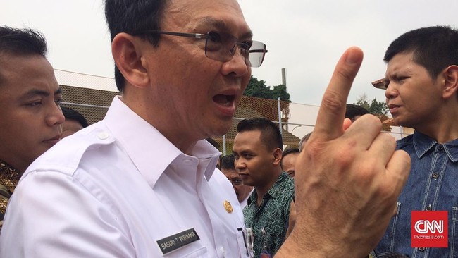 Dari 400 orang yang disurvei itu, PDIP meraup elektabilitas 19,3 persen. Namun dari total pendukung PDIP, 67,5 persen justru mendukung Ahok sebagai gubernur.