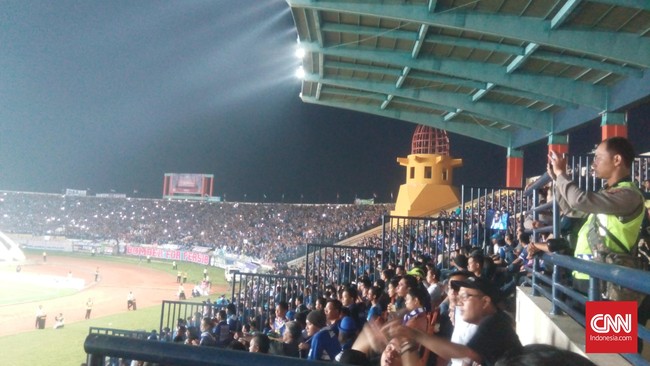 Maung Bandung tak bisa menggunakan Stadion Si Jalak Harupat mulai Juli nanti karena harus direnovasi untuk ajang Pekan Olahraga Nasional 2016.