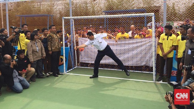 Ahok memenuhi permintaan panitia untuk turut bermain bersama warga setempat di lapangan futsal yang terdapat di RPETRA itu.