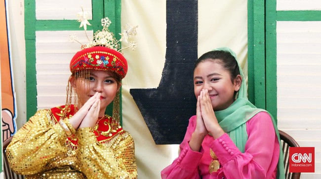 Secara budaya, perempuan Betawi tidak diharapkan memiliki karier di luar rumah. Namun kebahagiaan hakiki tergantung keputusan sendiri.