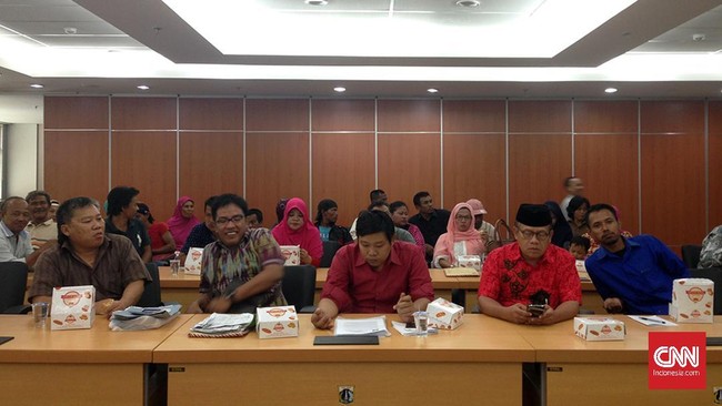Penertiban dilakukan berdasarkan perintah dari Gubernur Basuki Tjahaja Purnama dan PT CMNP sebagai pemilik lahan meminta untuk ditertibkan.