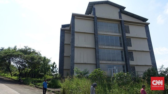 Demokrat AHY mencibir kubu Moeldoko sebagai pencari sensasi dengan cara konferensi pers di Wisma Hambalang yang mangkrak tersandung korupsi.