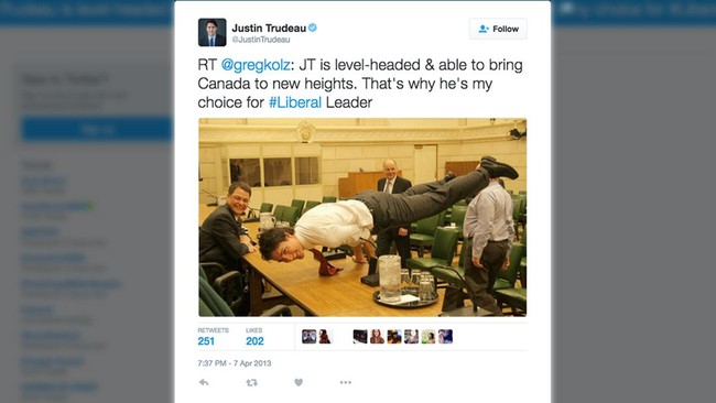 Media sosial dihebohkan dengan foto Perdana Meteri Kanada Justin Trudeau yang tengah memamerkan kemampuan yoganya, mengangkat tubuhnya hanya dengan tangan.