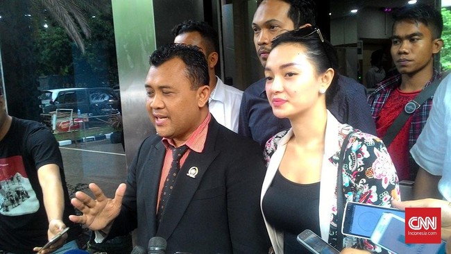 Zaskia membacakan surat yang ditulis olehnya sendiri untuk mengungkapkan permintaan maaf kepada Presiden Jokowi atas penghinaan terhadap lambang negara.