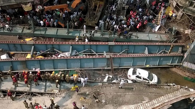 Jembatan layang di kota Kolkata, India, ambruk. Sedikitnya 10 orang tewas dan ratusan lainnya diduga terperangkap di dalam reruntuhan.