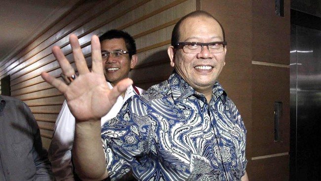 Kepala Kejati Jawa Timur Maruli Hutagalung menyatakan pencabutan dan pengaktifan status cegah untuk La Nyalla harus dilakukan sesuai prosedur.