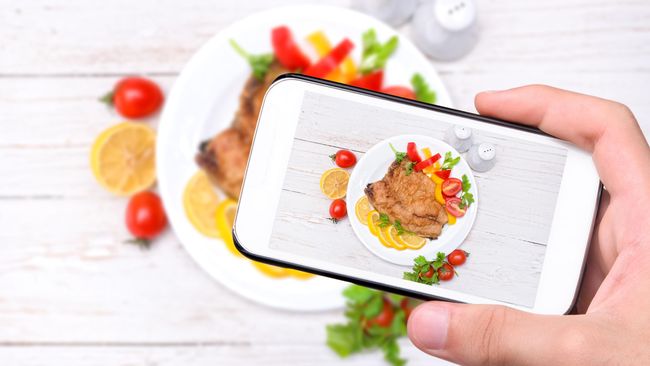 Sebuah studi yang dipublikasikan di Journal of Consumer Marketing menyebut makanan akan jadi lebih lezat bila difoto terlebih dulu sebelum disantap.