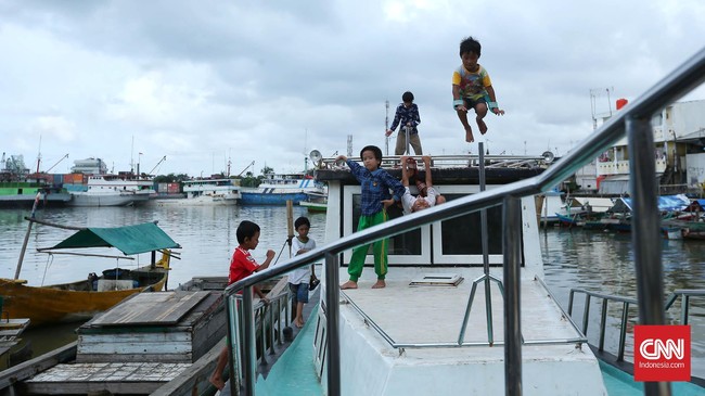 Di antara kawasan kumuh Kampung Luar Batang, Jakarta Utara, ada sebuah rumah mewah bertingkat tiga. Bangunan itu mencolok karena tampak menjulang.