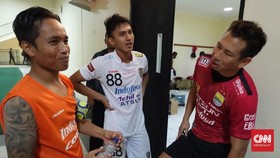 Ketika Kiper Persib dan Gelandang Bali Utd Bertukar Jersey