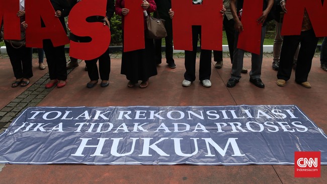 Rancangan Perpres HAM Jokowi menuai kritik lantaran dinilai menyediakan sarana 'pemutihan' bagi para pelaku pelanggaran HAM berat.