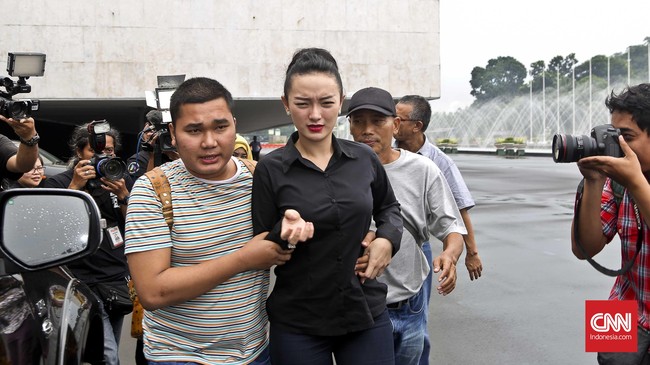 Zaskia telah dilaporkan ke polisi karena diduga melakukan penghinaan lambang negara dengan menyebut lambang sila kelima Pancasila 'Bebek Nungging'.