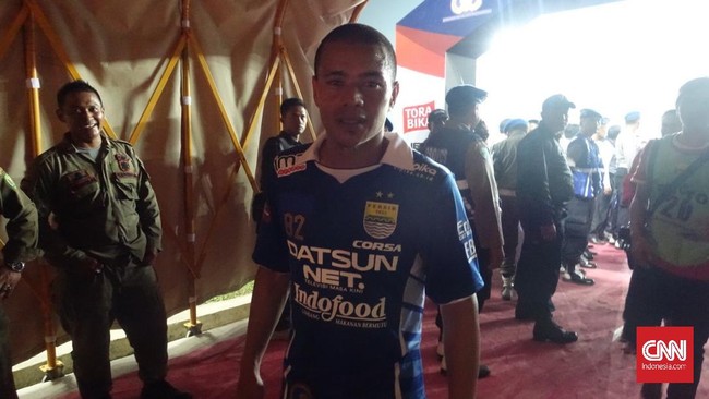 Sempat melepas sepatu yang ia pakai dari hotel, kemudian memakainya lagi saat di ruang ganti, jadi firasat baik bahwa Tantan menjadi penentu kemenangan Persib.