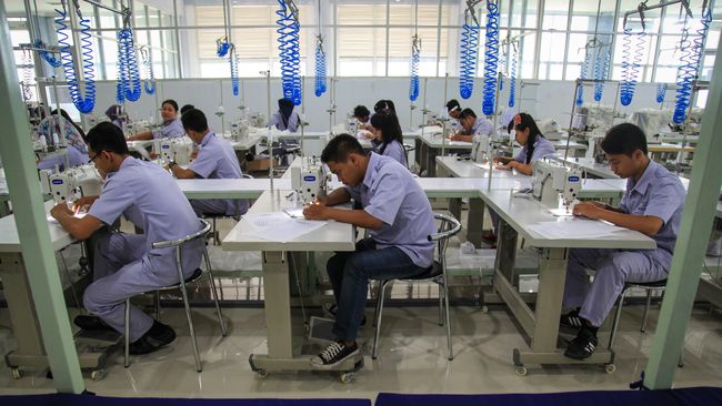 Pengusaha Jakarta Minta UMP Hanya Naik 5 Persen Pengusaha ibu kota yang tergabung dalam Kadin Jakarta usul Upah Minimum Provinsi (UMP) 2019 hanya naik 4,5-5 persen supaya tidak memberatkan mereka.