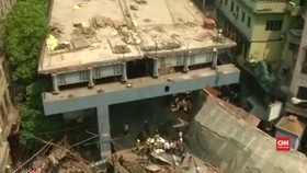 Jalanan Macet Persulit Evakuasi Jembatan Roboh di India