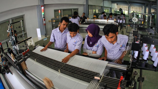 Kemenperin mencatat sepanjang 2015, produk TPT dalam negeri menyumbangkan nilai ekspor US$12,28 miliar atau setara dengan 8,17 persen total ekspor.