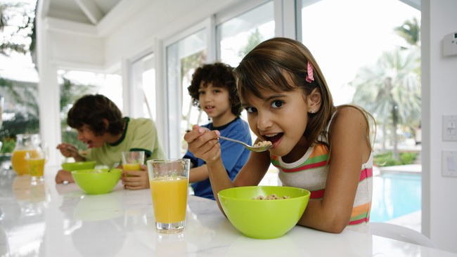 Ada juga anak-anak yang kekurangan berat badan, sehingga perlu diberikan makanan yang sehat untuk membantu menambah berat badan secara baik.