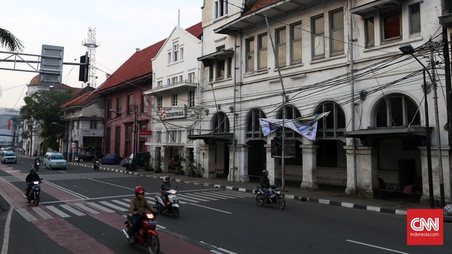 Perusahaan cat internasional mengecat ulang kawasan Kota Tua sebagai bentuk bagian CSR mereka. Pengecatan adalah bagian dari revitalisasi Kota Tua.