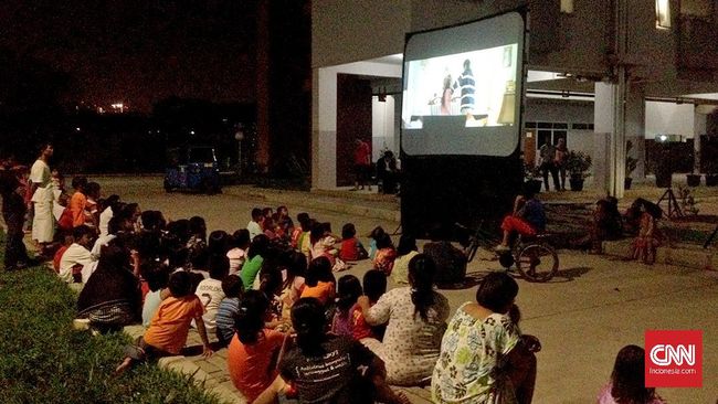 Warga di rumah susun merasa senang dengan hadirnya bioskop dadakan yang digelar panitia perayaan HFN. Mereka berharap kegiatan ini sering dilaksanakan.