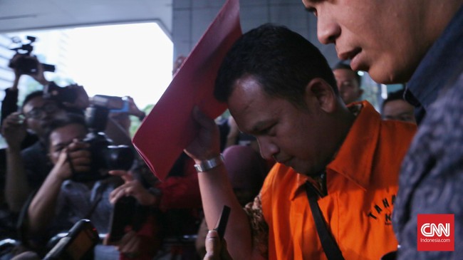 Kejaksaan menuntut perantara suap, Marudut, lebih tinggi daripada daripada direksi BUMN yang hendak menyuap pejabat Kejaksaan Tinggi DKI Jakarta. 