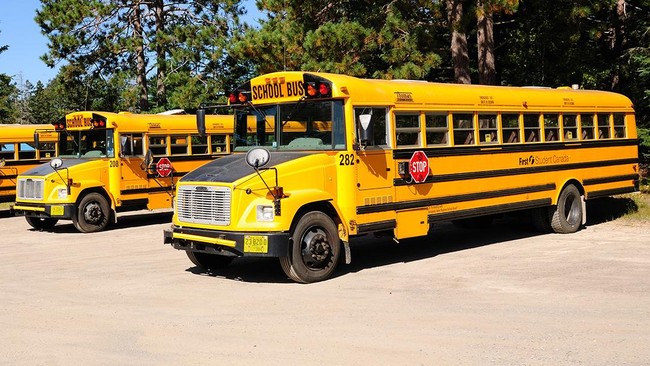 Badan intelijen Amerika Serikat, CIA, tidak sengaja meninggalkan bom di sebuah bus sekolah setelah latihan. Hal ini membuat para orang tua geram.