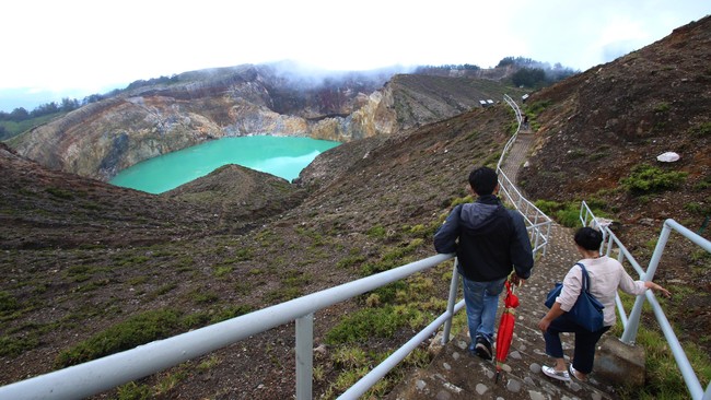 Badan Geologi PVMBG membongkar teka-teki mengapa air di salah satu Danau Kelimutu mengalami penyurutan parah pada 2020 lalu.