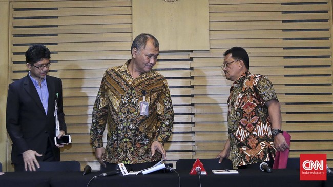 Komisi Kejasaan Barita Simanjuntak mengatakan jaksa F tengah diperiksa oleh penyidik KPK sesaat setelah ditangkap di Gedung Kejati Jabar.