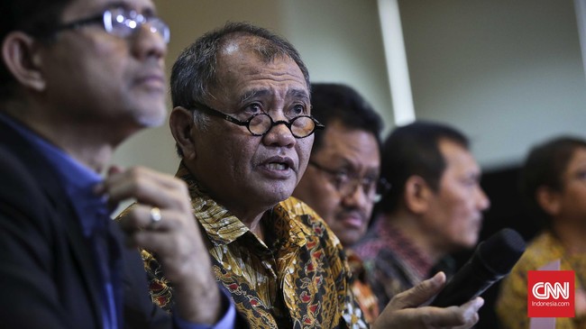 KPK resmi menetapkan tiga orang tersangka dalam OTT  terkait kasus dugaan suap penanganan perdata dua perusahaan swasta di PN Jakarta Pusat.