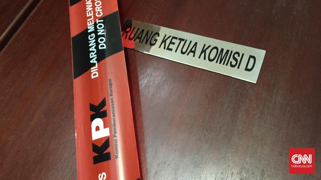 Penyidik KPK Novel Baswedan, didampingi Sekretaris DPRD DKI Jakarta Muhammad Yuliadi, menggeledah ruang kerja kakak Mohamad Sanusi, yakni Mohamad Taufik.