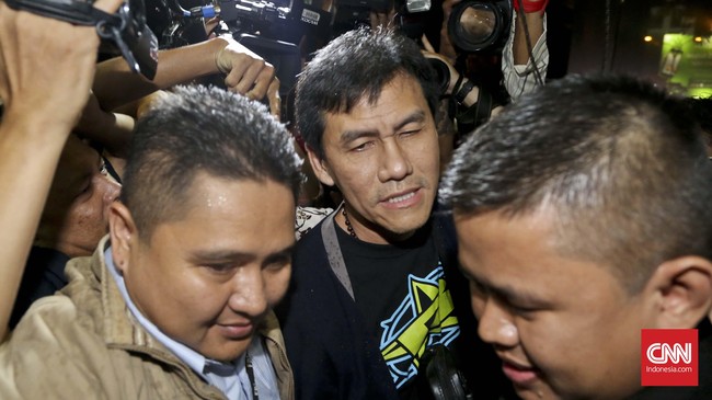 Presiden Direktur Agung Podomoro Land tiba di Gedung KPK sekitar pukul 19.40 WIB dengan dikawal oleh penyidik.