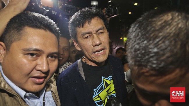 Berdasarkan data perdagangan, harga saham Agung Podomoro dibuka meluncur turun 8,33 persen ke level Rp275 per lembar, dari level Rp300 per lembar.