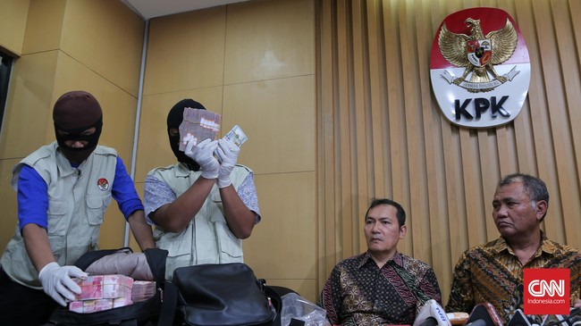 KPK sengaja tak cantumkan nama ipar Jokowi, Arif Budi Sulistyo, di daftar pemeriksaan, Januari lalu. Tujuannya agar pemberitaan fokus ke kasus, bukan Arif.