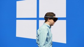 Microsoft Mulai Jual Headset HoloLens