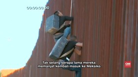 Pemuda Meksiko Tertangkap Kamera Panjat Pagar Perbatasan AS