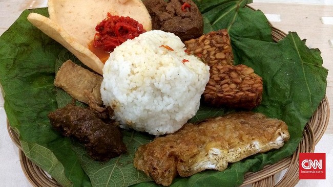 Berlibur ke Kota Cirebon belum lengkap jika tidak mencicipi beragam wisata kulinernya. Berikut makanan khas Cirebon yang legendaris.