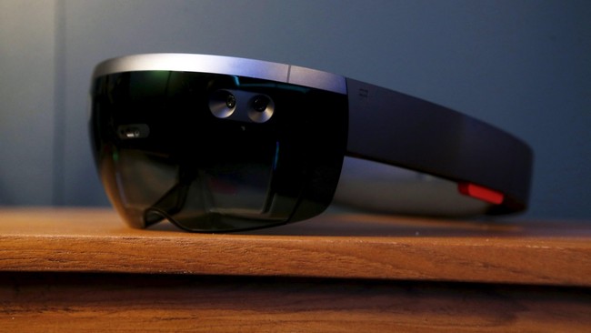 Microsoft akhirnya menjual headset HoloLens untuk konsumen. Amerika Serikat dan Kanada menjadi dua negara yang pertama kebagian perangkat canggih ini.