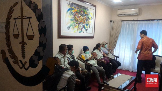 Baik penyidik KPK maupun Juru Bicara Kejaksaan Tinggi DKI Jakarta enggan memaparkan apa isi dokumen yang disita tersebut.