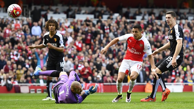 Arsenal unggul 2-0 atas Watford hingga jeda babak pertama lanjutan Liga Primer di Stadion Emirates, Sabtu (2/4). Alex Iwobi tampil gemilang di babak petrama.
