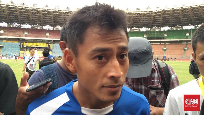 Penyerang Persib Bandung itu justru menilai pihak keamanan terlalu berlebihan dalam mengamankan bek Persib Bandung itu di lorong menuju ruang ganti pemain.