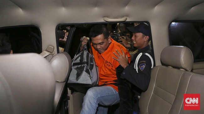 Kepala Dinas Tata Air Jakarta Teguh Hendrawan menyerahkan dokumen proyek ke KPK terkait kasus dugaan TPPU mantan Ketua Komisi D DPRD DKI Mohamad Sanusi.