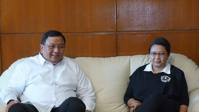 Menlu Retno memastikan pemerintah akan melakukan serah terima para korban sandera kepada keluarga masing-masing setelah pemeriksaan kesehatan.