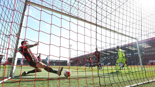 Manchester City berhasil menaklukkan tuan rumah AFC Bournemouth di Vitality Stadium dengan skor telak 4-0.