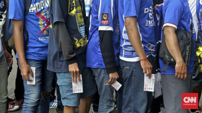Polisi menangkap tiga orang yang diduga menjual tiket palsu dan calo di final Piala Bhayangkara yang berlangsung di Stadion GBK, setelah ada laporan penonton.
