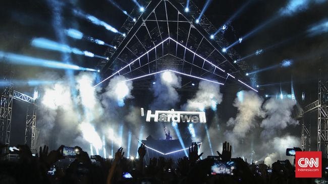 DJ Hardwell pentas di Mumbai, setelah dua tahun lalu melakukan hal yang sama. Tak hanya manggung, kali ini ia juga ingin menyekolahkan 100 ribu anak di sana.