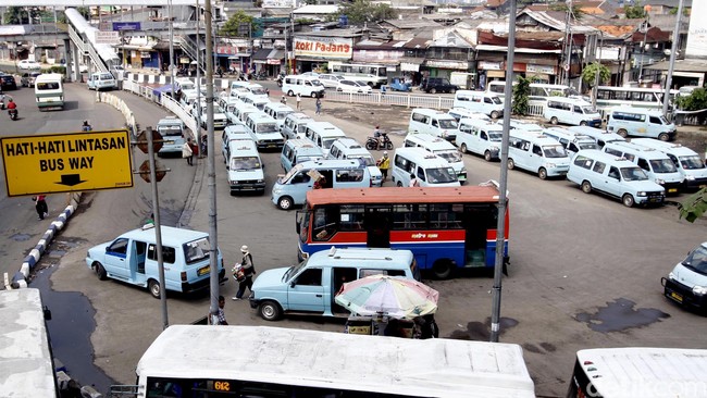 Menurut Anies Baswedan, kemacetan di Jakarta tak hanya dilakukan dengan meningkatkan kinerja TransJakarta, tetapi juga transportasi publik lainnya.