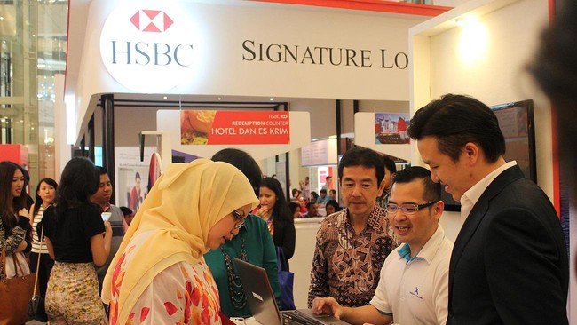 Jelang penutupan, sebanyak 70 karyawan yang emoh bergabung di PT Bank HSBC Indonesia akan di-PHK. Saat ini, mereka sedang menjalani masa skors.