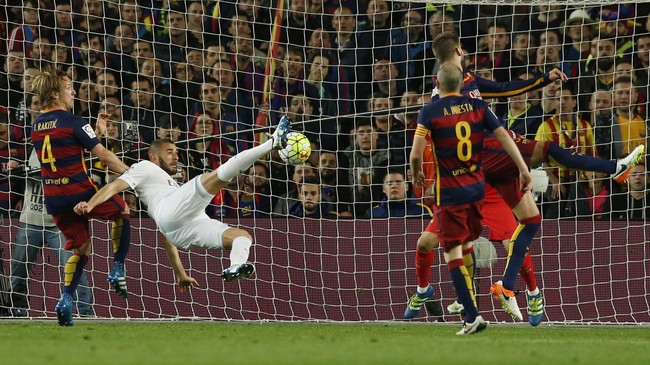 Real Madrid berhasil mencatat kemenangan penting usai menaklukkan Barcelona dengan skor 2-1 di Camp Nou. Jarak mereka dengan Barcelona kini tinggal tujuh poin.