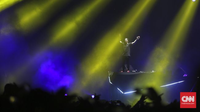 Robbert van de Corput alias DJ Hardwell menghentak Pantai Karnaval Ancol dalam rangka promosi album berjudul 'United We Are'.