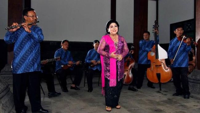 Presiden Joko Widodo memberikan karangan bunga pada seniman legendaris keroncong Waljinah sebagai apresiasi atas totalitas menjaga budaya keroncong.