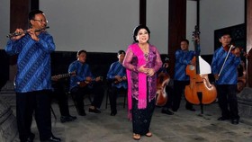 Karangan Bunga, 'Tanda Tresno' Presiden Jokowi bagi Waldjinah