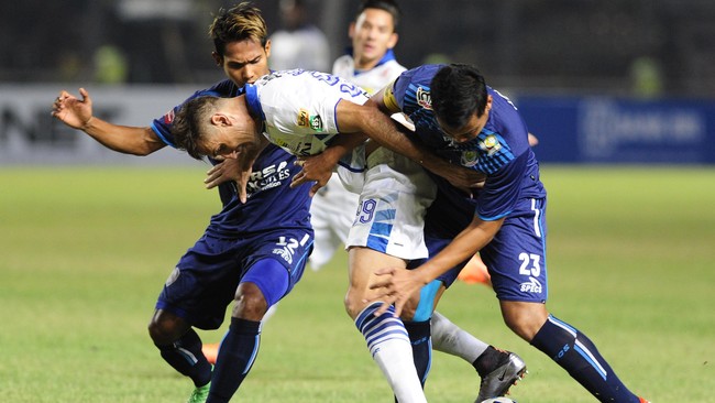Bek Persib Bandung, Vladimir Vujovic, berusaha mengungkapkan kekesalan terhadap wasit Nusur Fadillah usai final Piala Bhayangkara 2016 hingga ke lorong SUGBK.